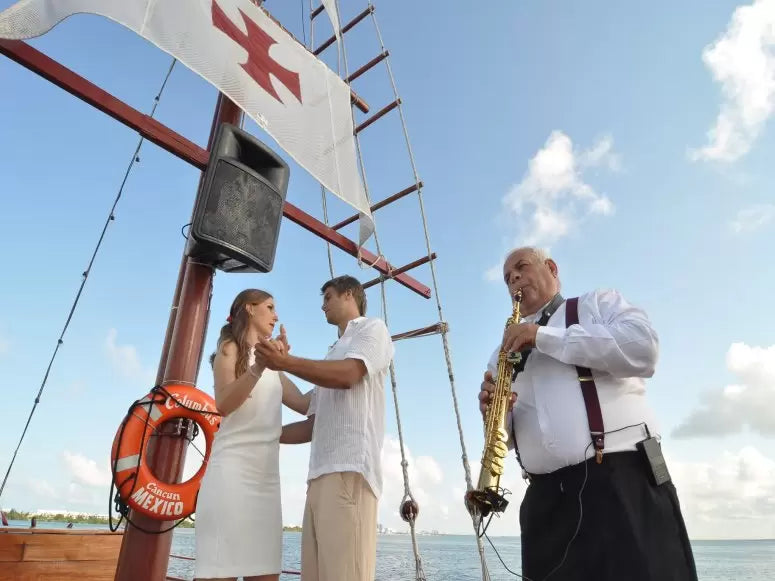 CENA ROMÁNTICA + PASEO EN GALEÓN + SHOW DE SAXOFÓN AL ATARDECER CANCUN
