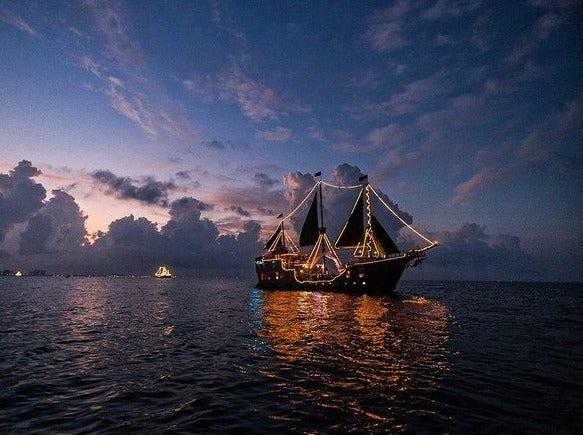 CENA ROMÁNTICA + PASEO EN GALEÓN + SHOW DE SAXOFÓN AL ATARDECER CANCUN