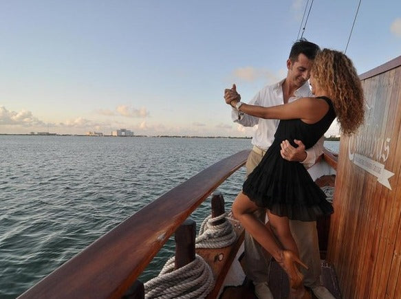 CENA ROMÁNTICA + PASEO EN GALEÓN + SHOW DE SAXOFÓN AL ATARDECER CANCUN