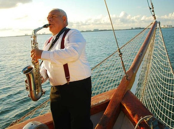 CENA ROMÁNTICA + PASEO EN GALEÓN + SHOW DE SAXOFÓN AL ATARDECER CANCUN
