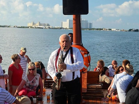 CENA ROMÁNTICA + PASEO EN GALEÓN + SHOW DE SAXOFÓN AL ATARDECER CANCUN