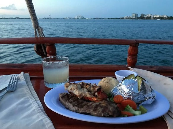 CENA ROMÁNTICA + PASEO EN GALEÓN + SHOW DE SAXOFÓN AL ATARDECER CANCUN