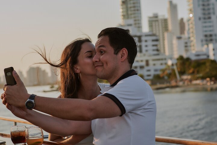 Tour Atardecer Por La Bahía En Sibarita Embarcación Master - Cartagena 10