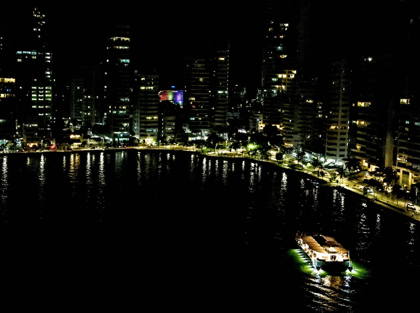Tour Nocturno Por La Bahía En Catamarán Flamante - Cartagena 3