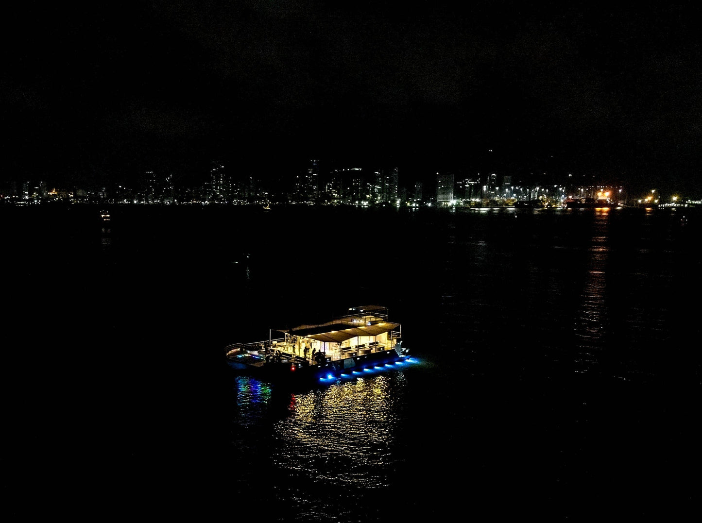 Tour Nocturno Por La Bahía En Catamarán Flamante - Cartagena 4