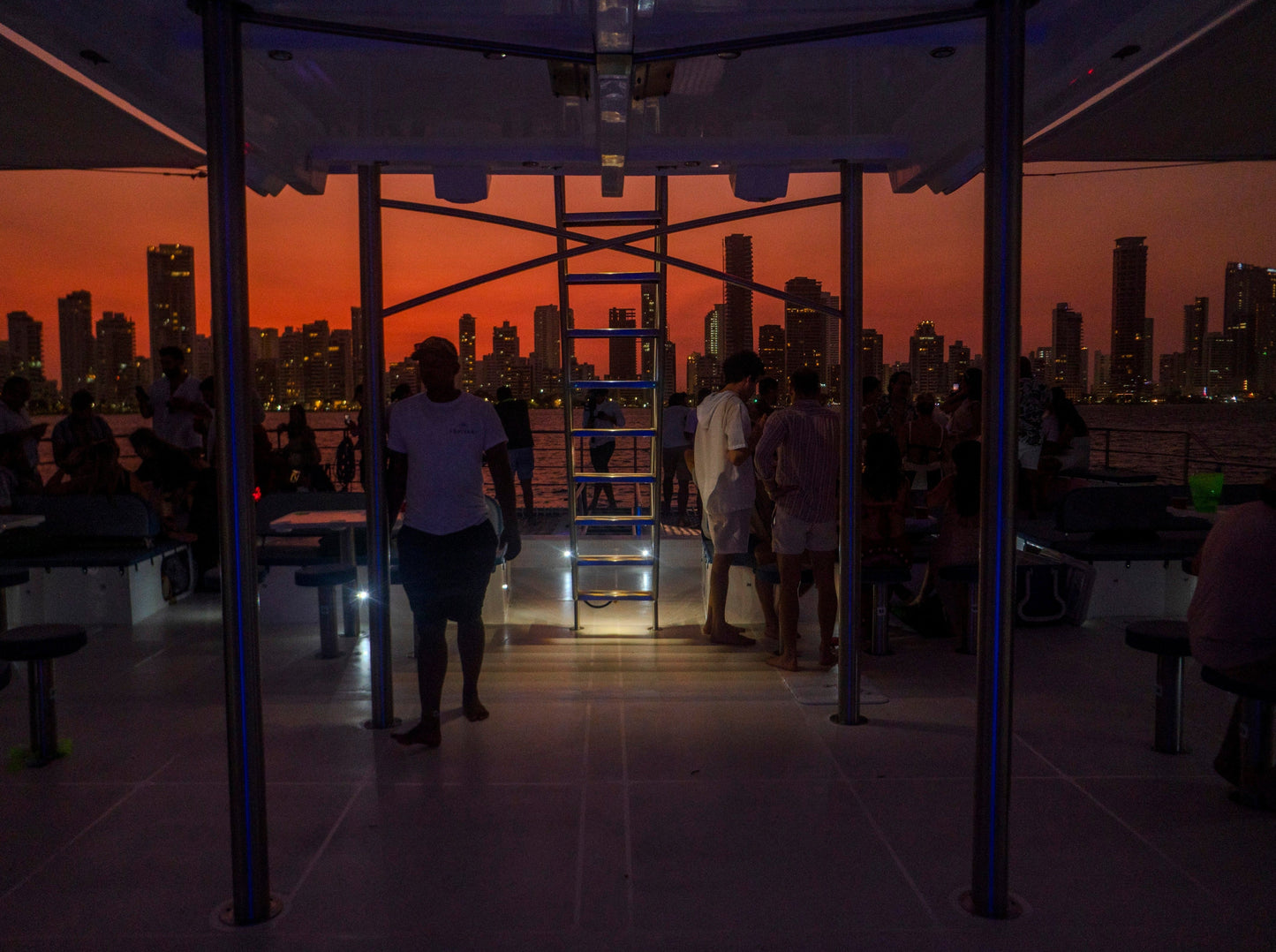 Tour Nocturno Por La Bahía En Catamarán Flamante - Cartagena 5