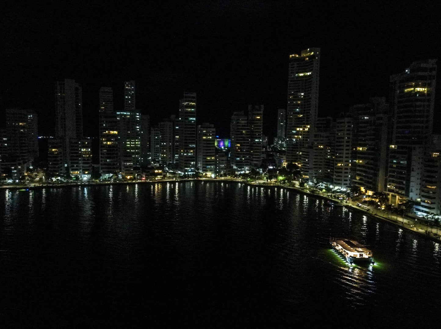 Tour Nocturno Por La Bahía En Catamarán Flamante - Cartagena 6