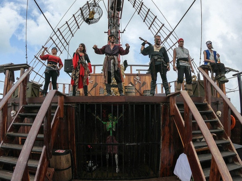 BARCO PIRATA JOLLY ROGER DELUXE CANCUN