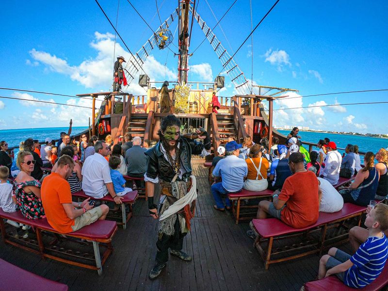BARCO PIRATA JOLLY ROGER DELUXE CANCUN
