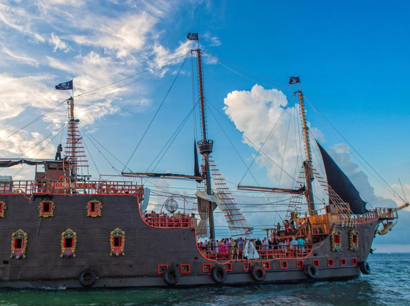 BARCO PIRATA JOLLY ROGER DELUXE CANCUN