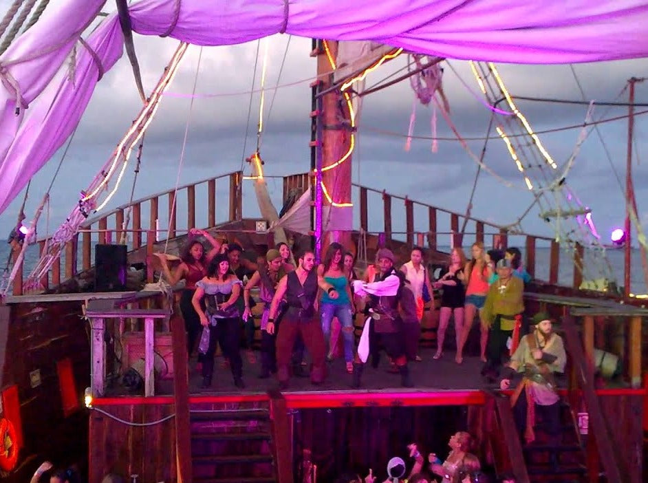 BARCO PIRATA JOLLY ROGER DELUXE CANCUN