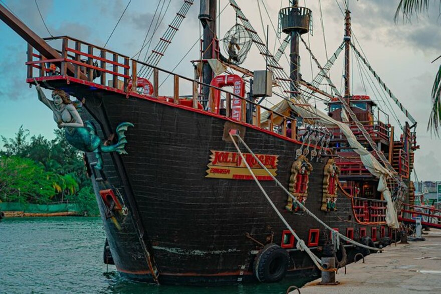 BARCO PIRATA JOLLY ROGER DELUXE CANCUN