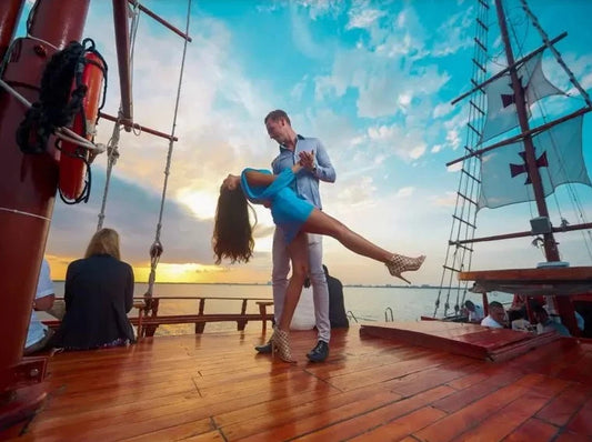 CENA ROMÁNTICA + PASEO EN GALEÓN + SHOW DE SAXOFÓN AL ATARDECER CANCUN