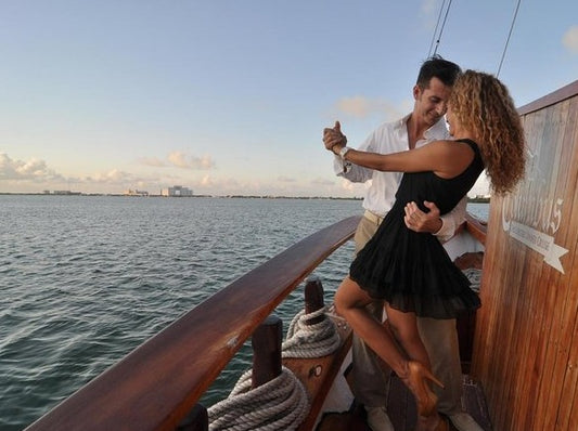 CENA ROMÁNTICA + PASEO EN GALEÓN + SHOW DE SAXOFÓN AL ATARDECER CANCUN