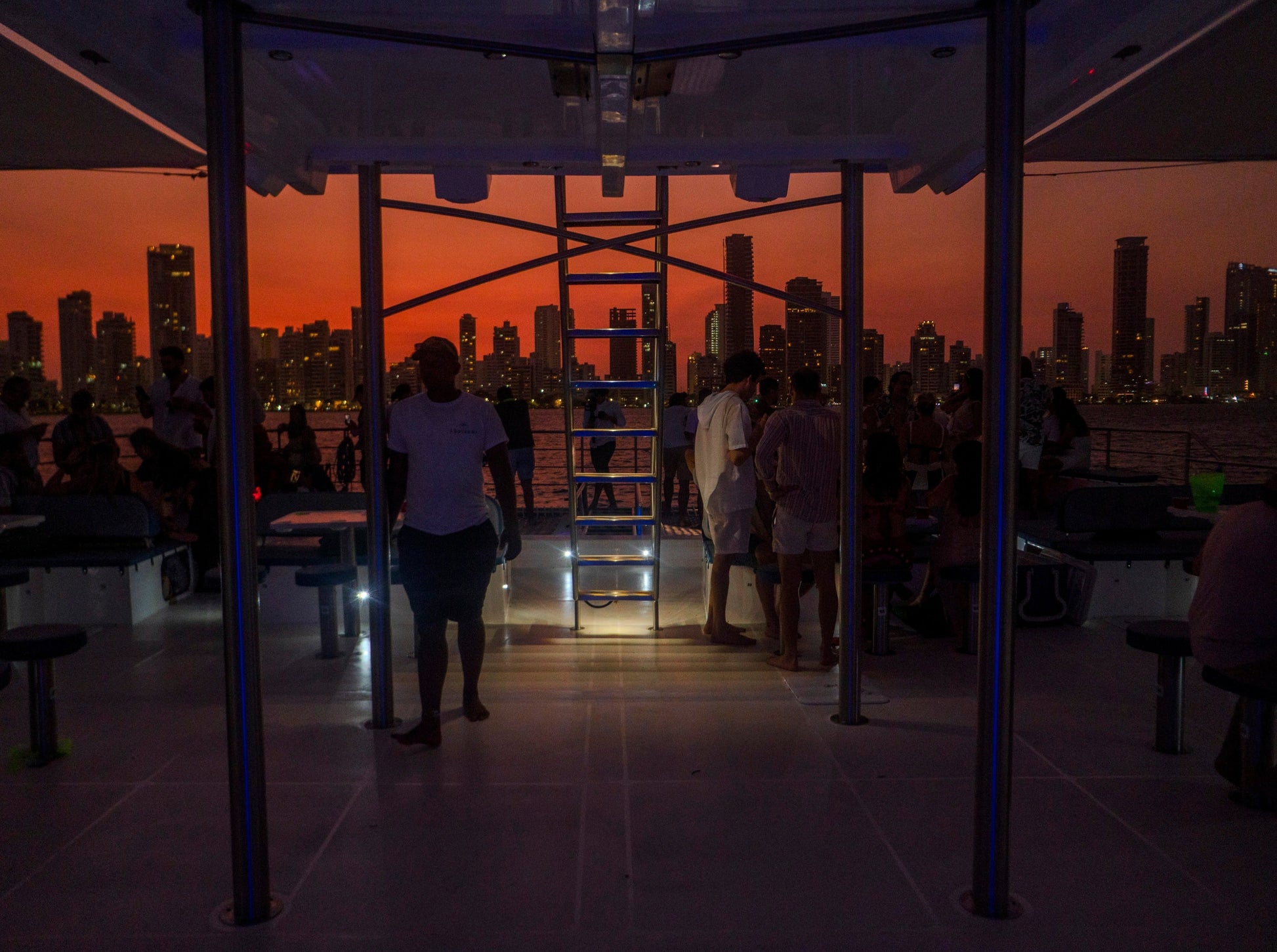 Tour Nocturno Por La Bahía En Catamarán Flamante - Cartagena 5