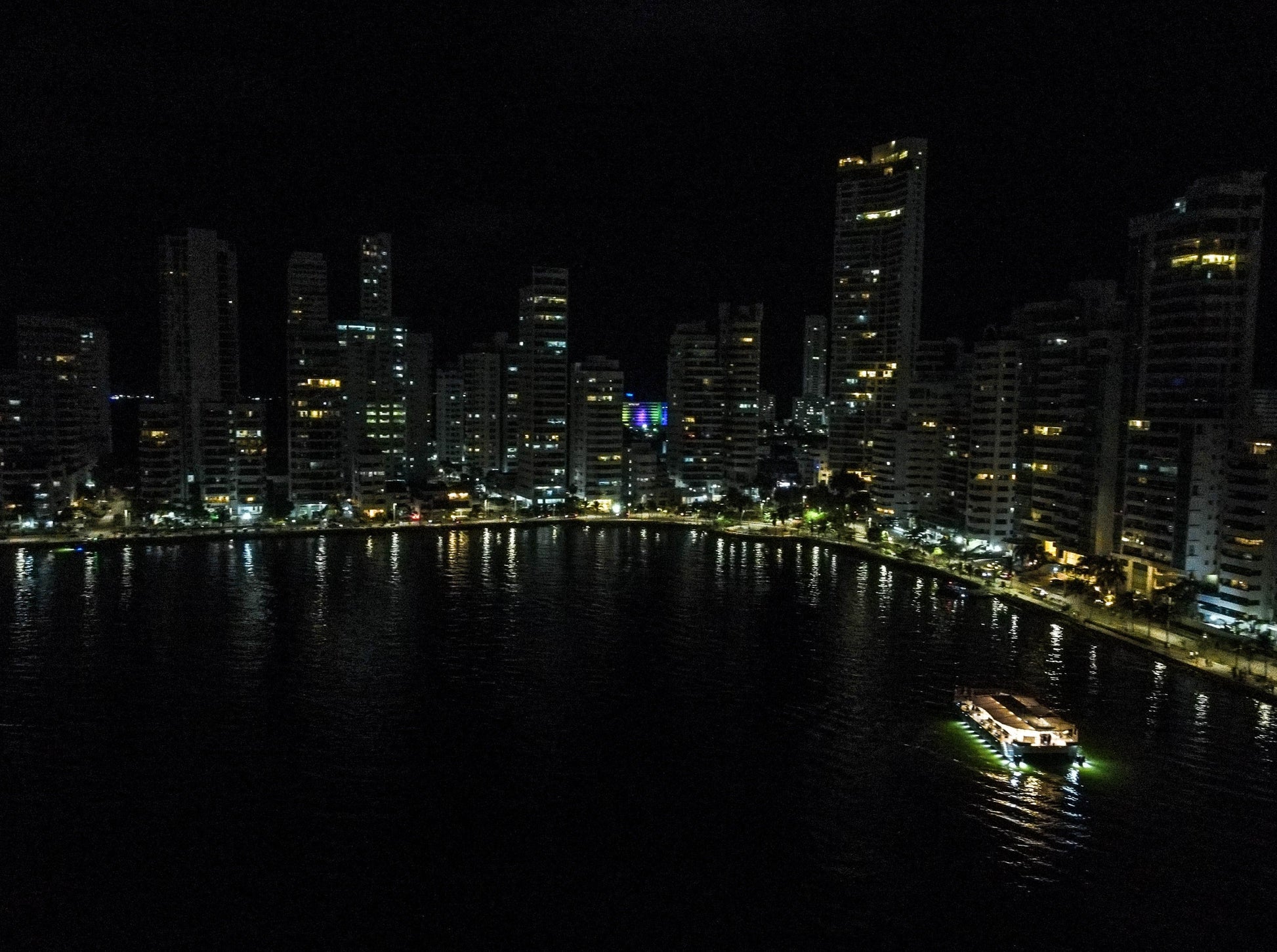 Tour Nocturno Por La Bahía En Catamarán Flamante - Cartagena 6