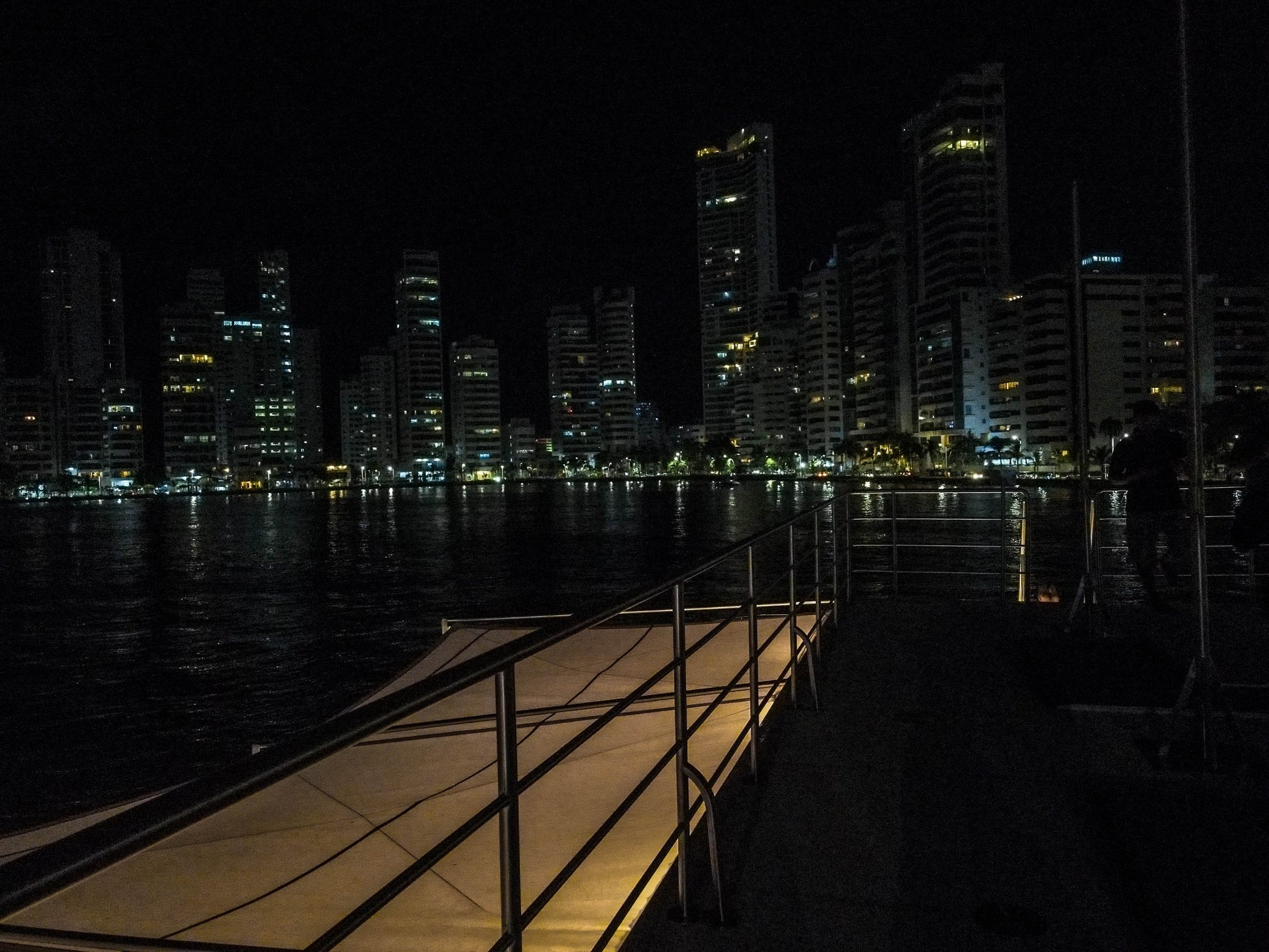 Tour Nocturno Por La Bahía En Catamarán Flamante - Cartagena 7